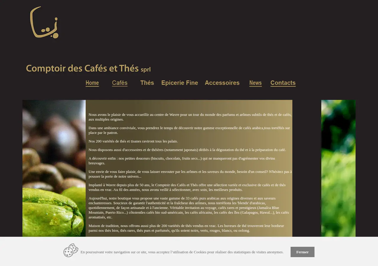 Voor: schermafbeelding van de huidige site van Comptoir des Cafés et Thés, bruine achtergrond, logo en menu als afbeelding, een lang tekstblok op een kleurverloop, cookiebalk onderaan.