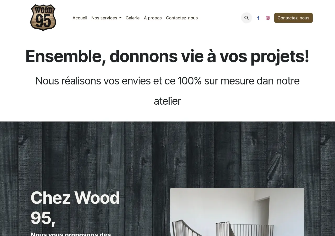 Voor: schermafbeelding van de huidige site van Wood 95, logo als wapenschild, horizontaal menu, grote titel ‘Ensemble, donnons vie à vos projets!’ op een witte en daarna een donkere planken achtergrond.